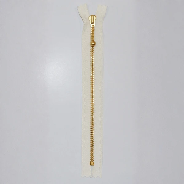 YKK Zamek Stały, Mosiądz, 4 mm 841 Ecru