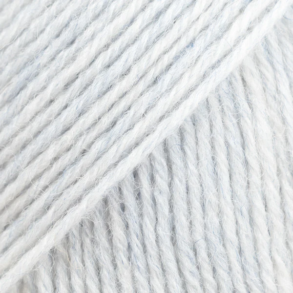 DROPS Fabel Uni Colour 126 Zamglone niebo