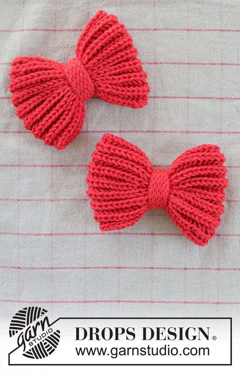 0-1628 Holly Red Bow by DROPS Design