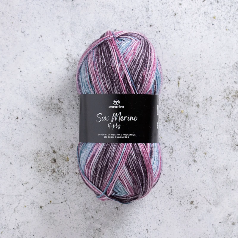 Svarta Fåret Sox Merino 4 ply 15 Realizm magiczny
