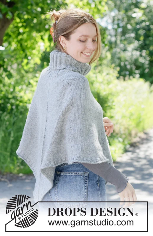 Hazy Sky Poncho – DROPS 271-28 – ponczo z wysokim golfem z Nepal